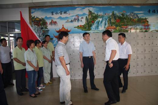 集團公司領(lǐng)導(dǎo)慰問五保供養(yǎng)中心老人